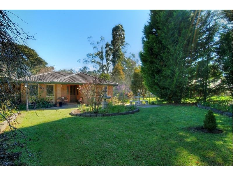 123 Woori Yallock Road, Cockatoo VIC 3781