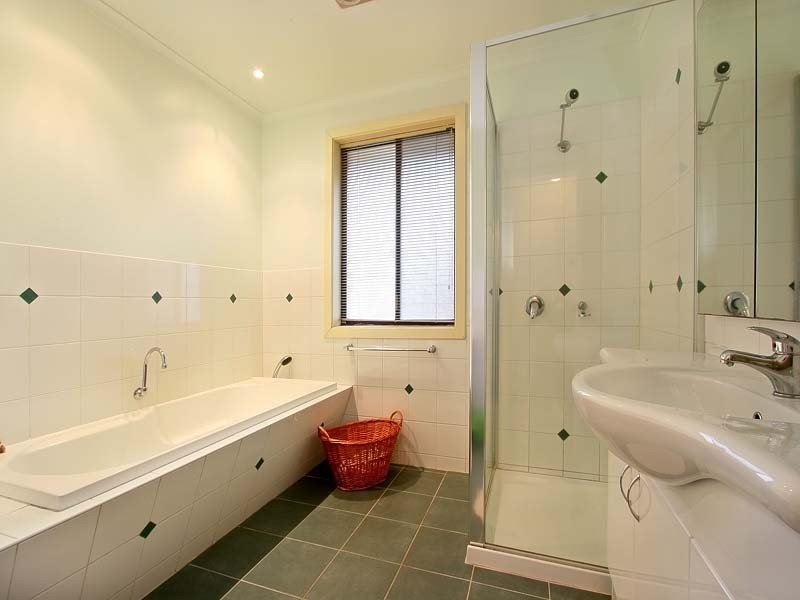 18 Wynyard Street, Glen Waverley VIC 3150