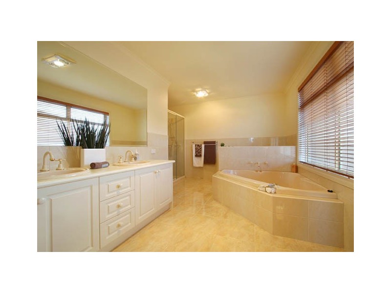 34 Arlington Drive, Glen Waverley VIC 3150