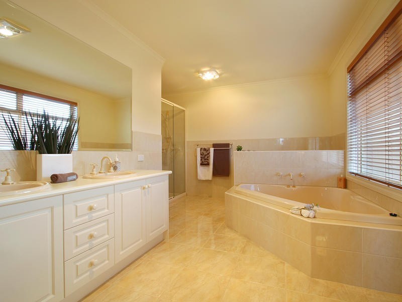 34 Arlington Drive, Glen Waverley VIC 3150
