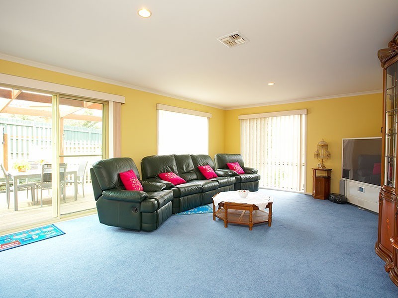 16 Frangipani Close, Endeavour Hills VIC 3802