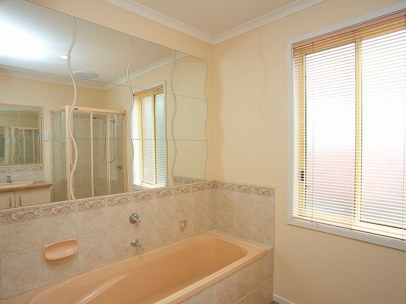 16 Frangipani Close, Endeavour Hills VIC 3802