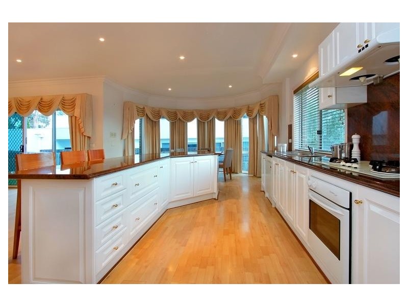 2 Avendon Blvd, Glen Waverley VIC 3150