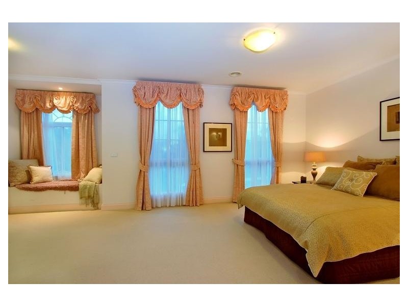 2 Avendon Blvd, Glen Waverley VIC 3150