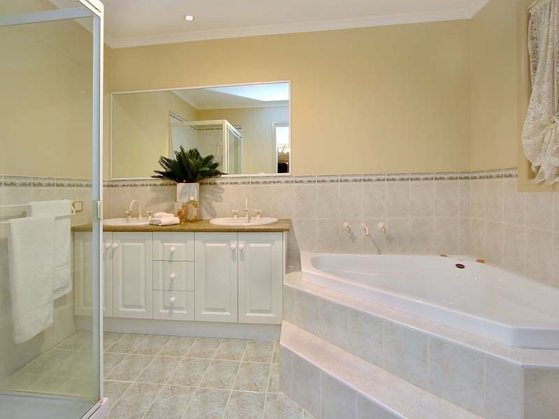 53 Avendon Blvd, Glen Waverley VIC 3150