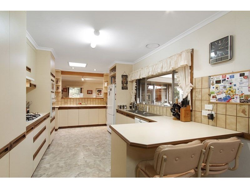 38 Maylands Crescent, Glen Waverley VIC 3150