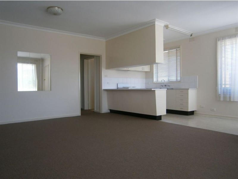 1/16 Koonalda Grove, Dandenong North VIC 3175