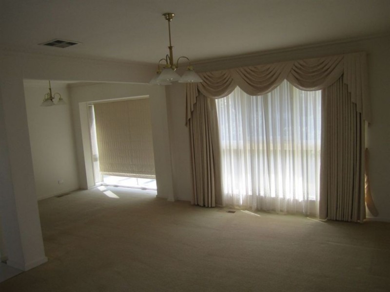 25 Snowden Drive, Glen Waverley VIC 3150