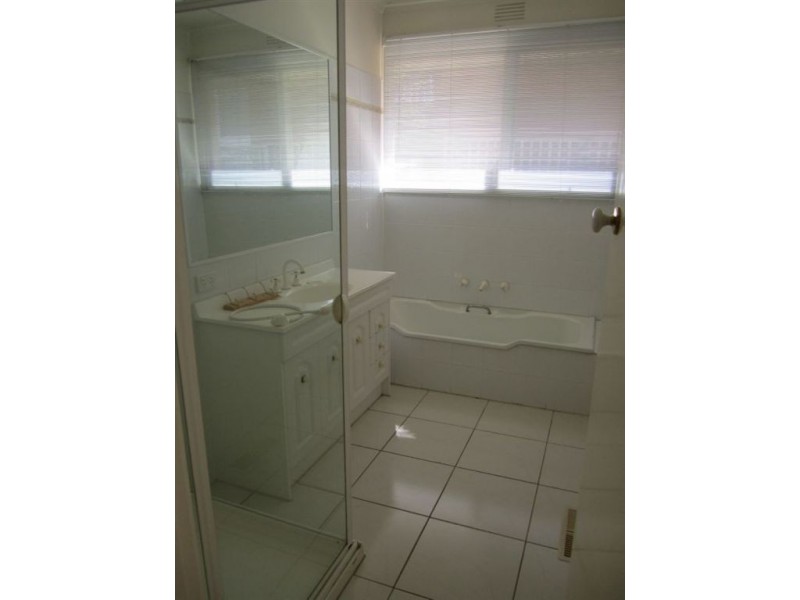 25 Snowden Drive, Glen Waverley VIC 3150