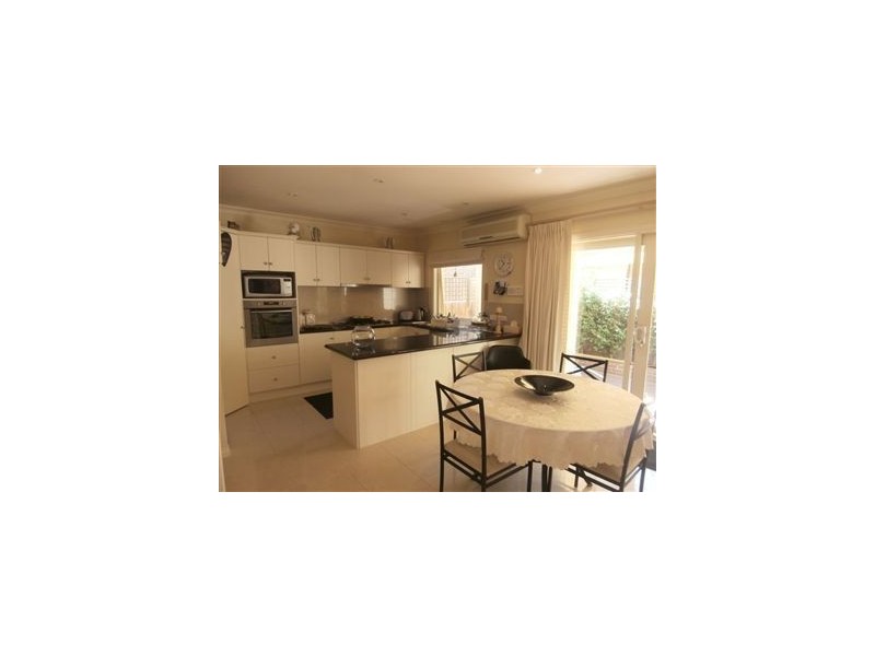 2/51 Summit Crescent, Glen Waverley VIC 3150