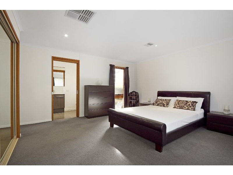 52 Fernbank Crescent, Mulgrave VIC 3170