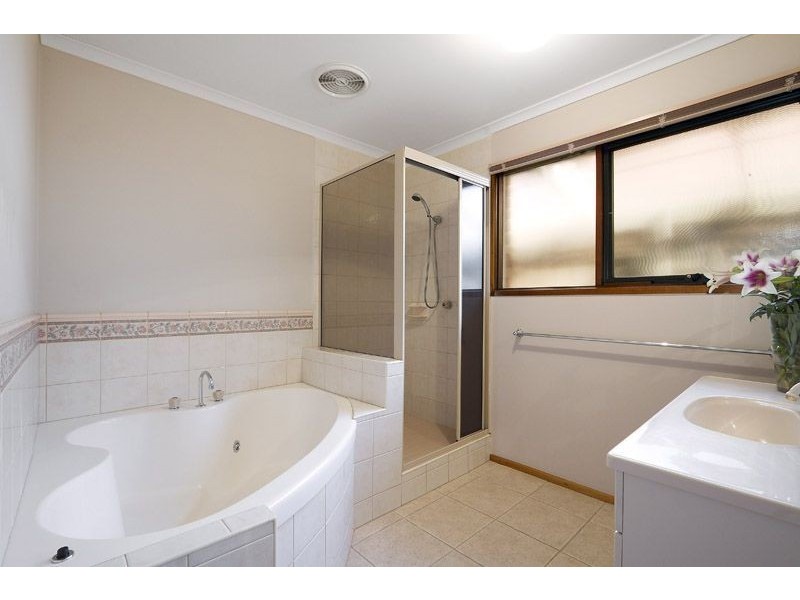 52 Fernbank Crescent, Mulgrave VIC 3170