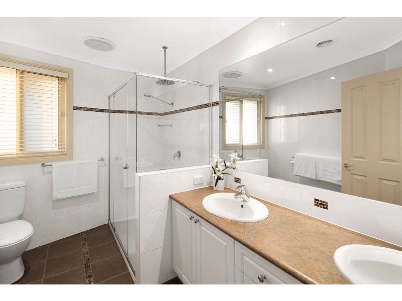 2 Crocus Crescent, Glen Waverley VIC 3150