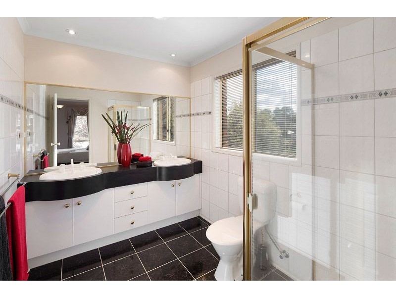 1 Earls Court, Wantirna South VIC 3152