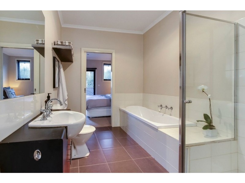 2/2 Salisbury Court, Glen Waverley VIC 3150