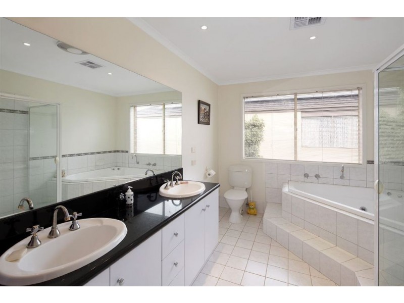 54 Medina Road, Glen Waverley VIC 3150