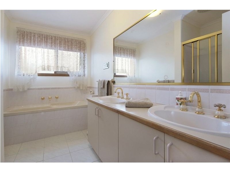 5 Redfield Court, Wheelers Hill VIC 3150