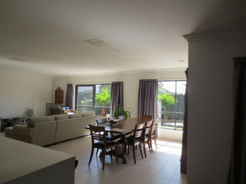 3 Artesian Place, Waterways VIC 3195