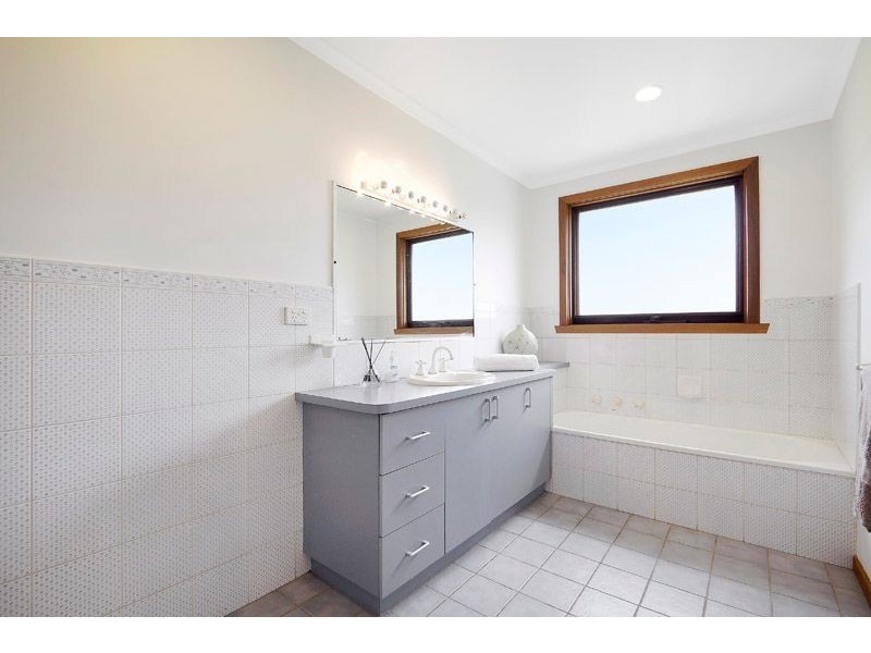 10 Miriam Close, Wheelers Hill VIC 3150