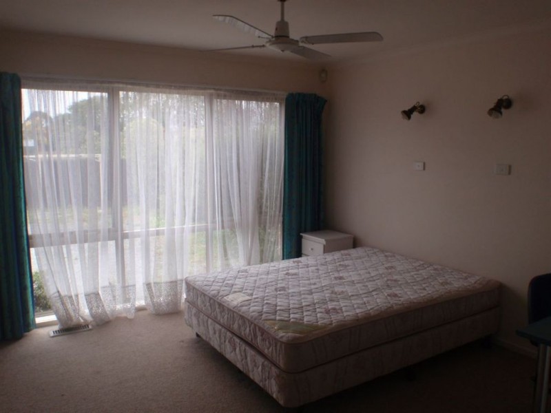 8 Whitehaven Crescent, Mulgrave VIC 3170