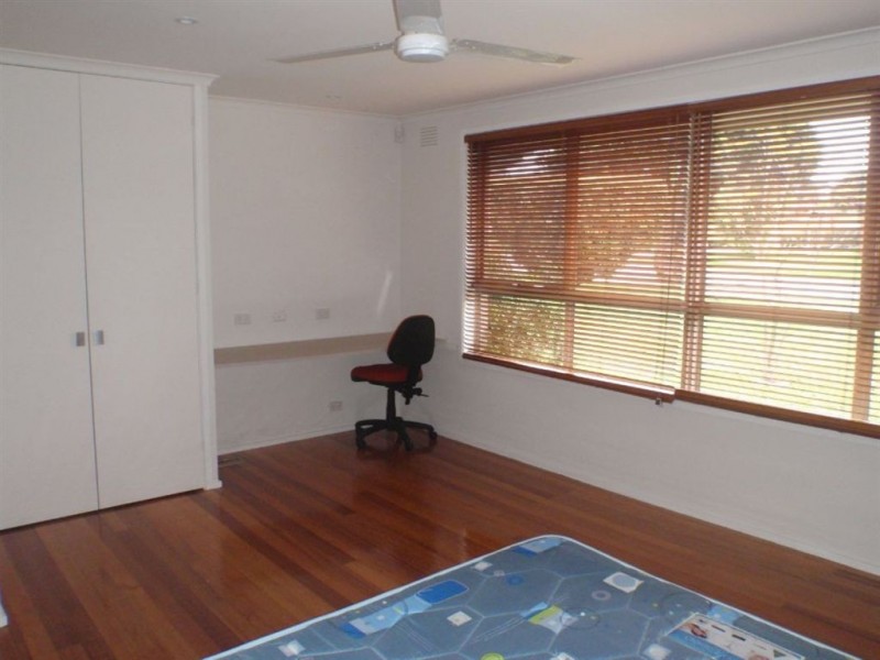 8 Whitehaven Crescent, Mulgrave VIC 3170