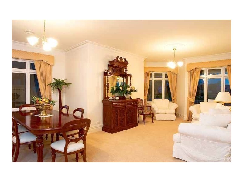 5 Herriotts Blvd, Glen Waverley VIC 3150