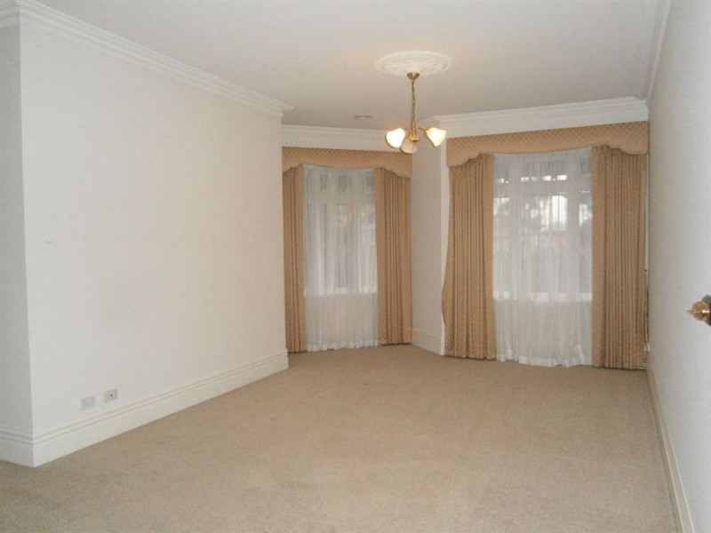 5 Herriotts Blvd, Glen Waverley VIC 3150