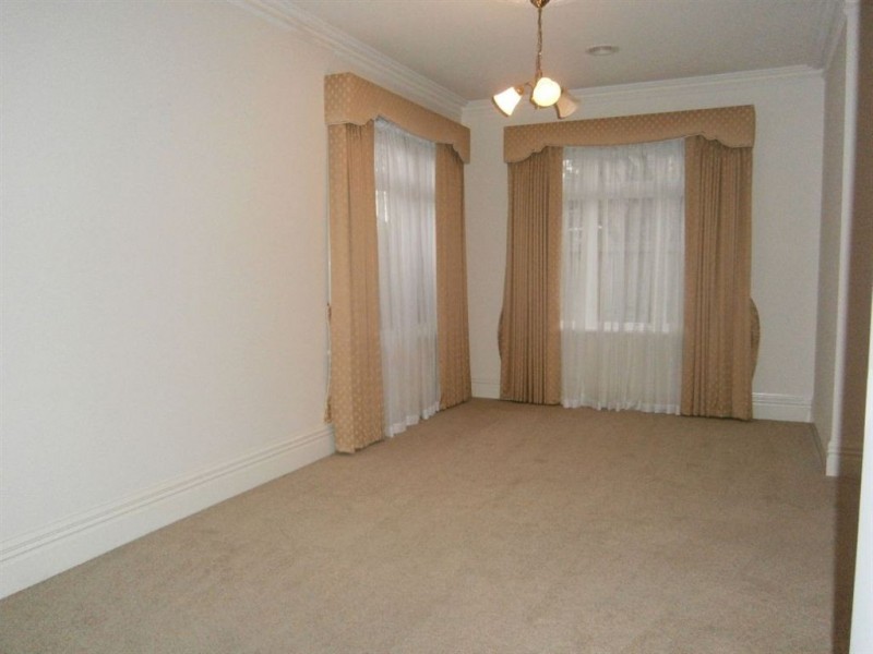 5 Herriotts Blvd, Glen Waverley VIC 3150