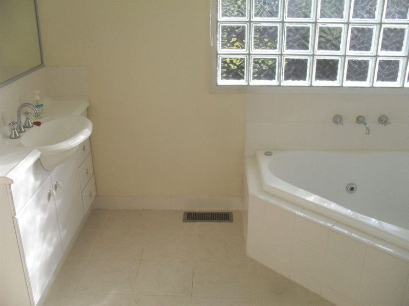 9 Lanoma Court, Wheelers Hill VIC 3150