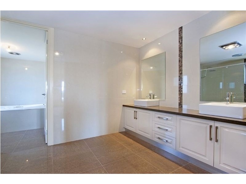 14 Fairhills Parade, Glen Waverley VIC 3150