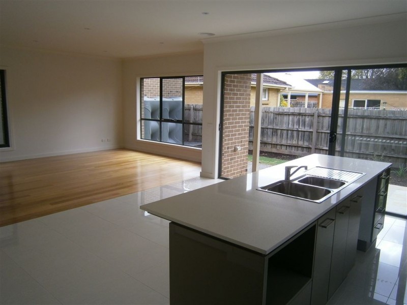 2/32 Kincumber Drive, Glen Waverley VIC 3150