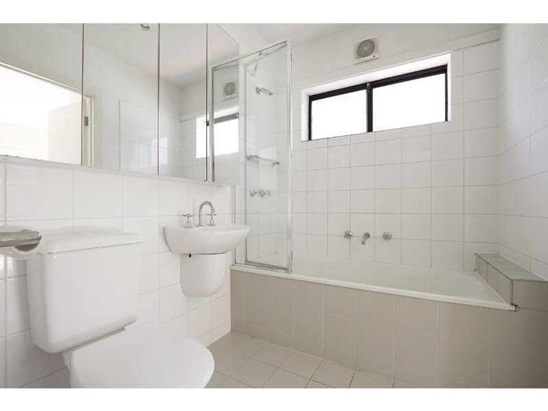 2/2 Greenfield Drive, Clayton VIC 3168