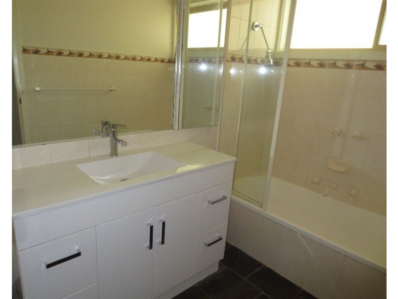 2 Cairn Grove, Glen Waverley VIC 3150