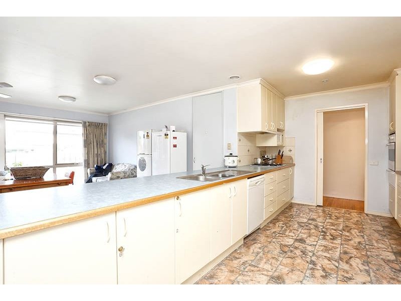 8 Whitehaven Crescent, Mulgrave VIC 3170