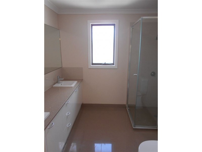 1/2 Folkestone Road, Glen Waverley VIC 3150