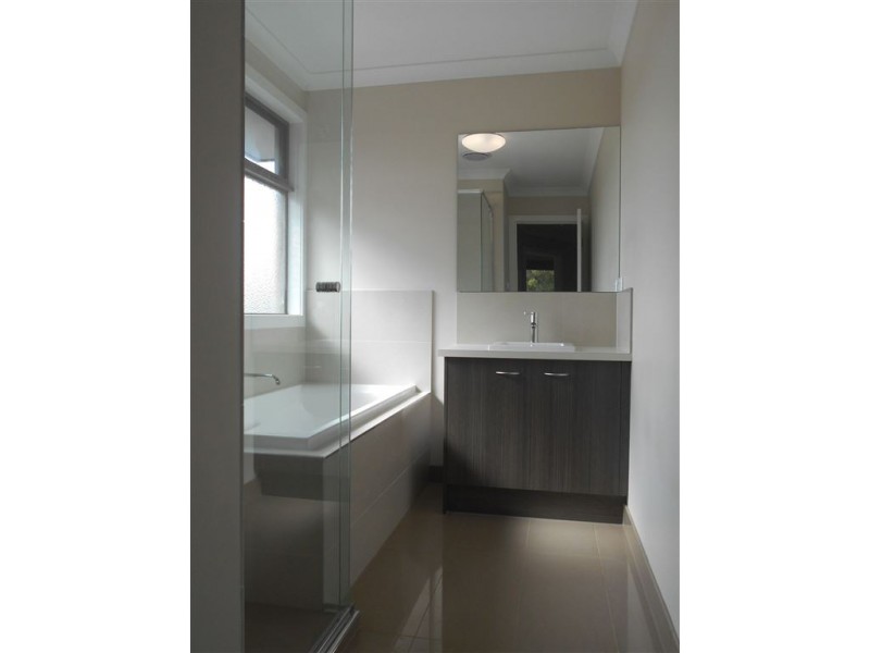 1/2 Folkestone Road, Glen Waverley VIC 3150