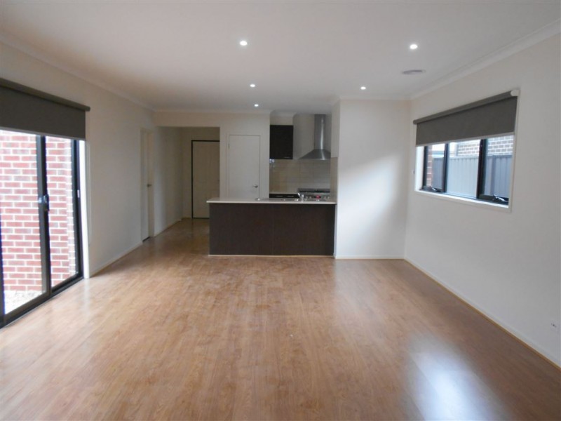 18 Dream Avenue, Clyde North VIC 3978