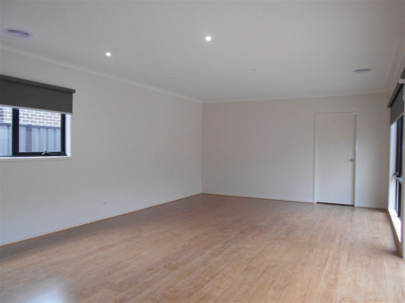 18 Dream Avenue, Clyde North VIC 3978