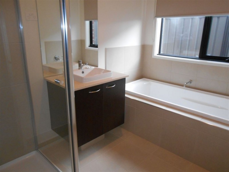 18 Dream Avenue, Clyde North VIC 3978