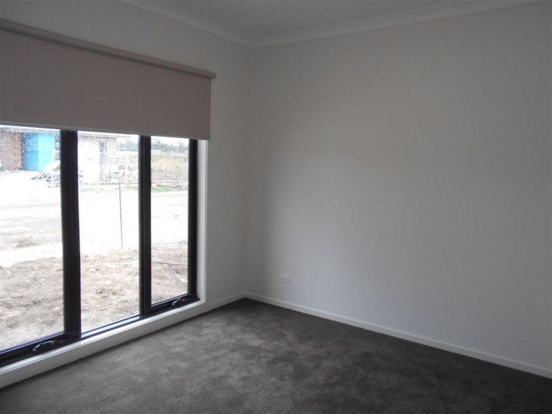 18 Dream Avenue, Clyde North VIC 3978