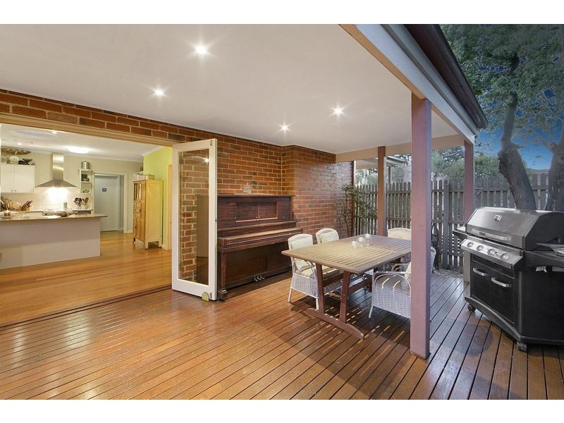 2 Kinnoull Grove, Glen Waverley VIC 3150