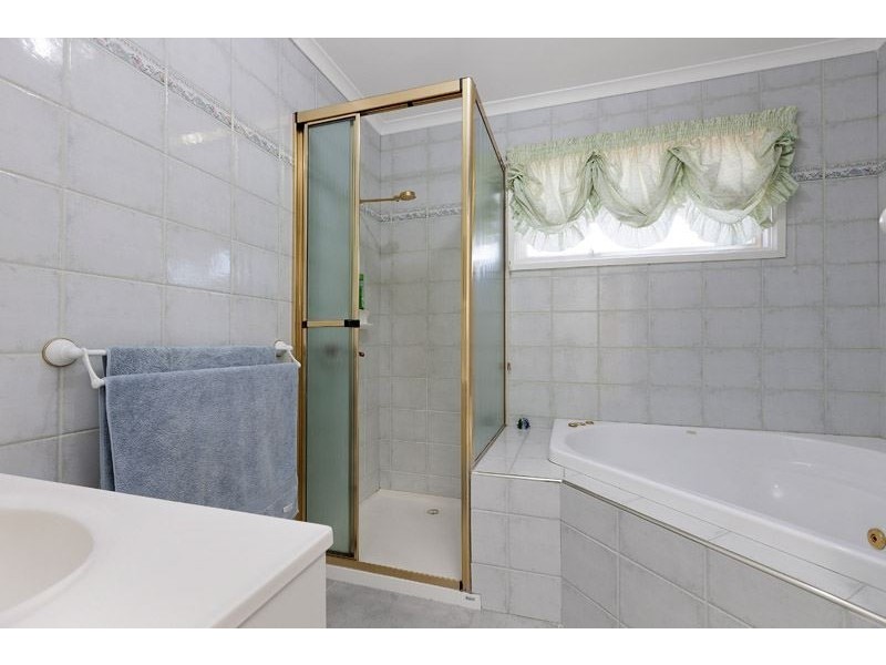 5 Threadbow Crescent, Wheelers Hill VIC 3150