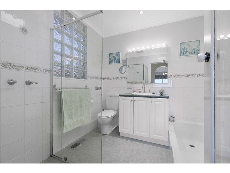 5 Threadbow Crescent, Wheelers Hill VIC 3150