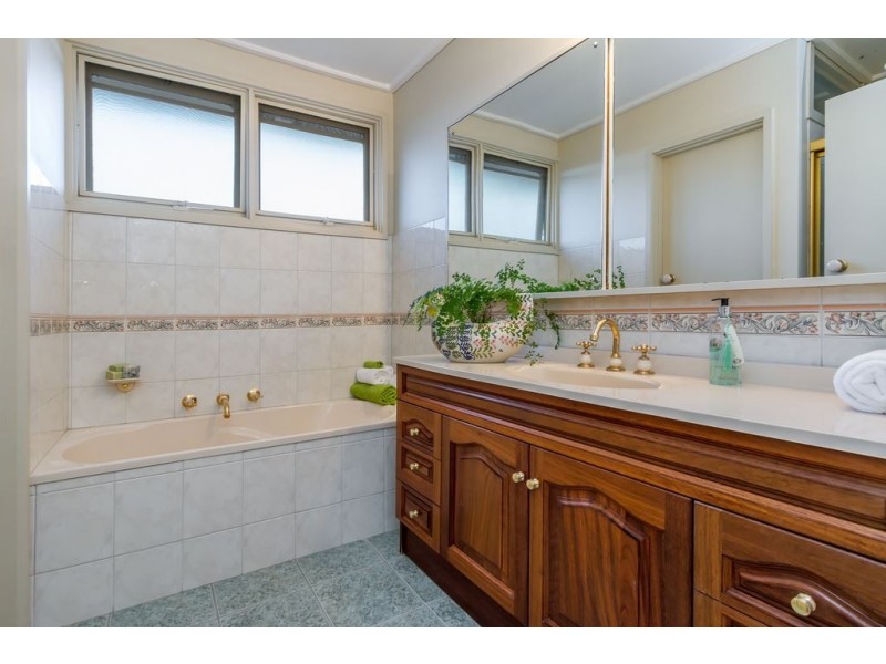 21 Rowitta Drive, Glen Waverley VIC 3150