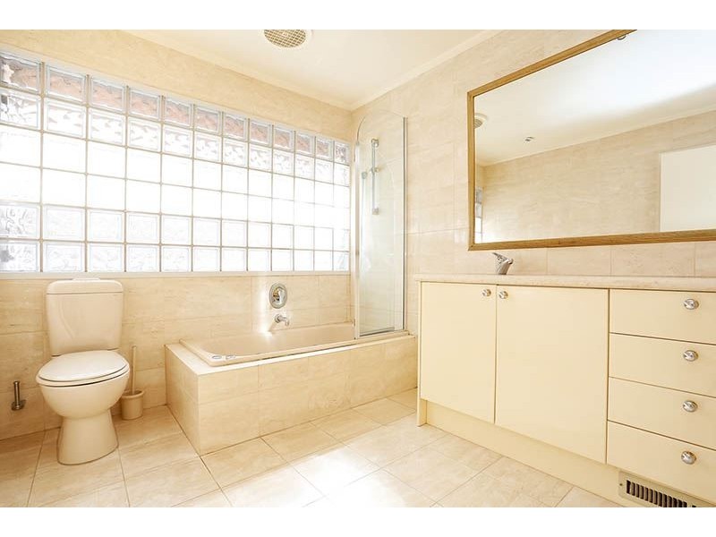 24 Caithness Crescent, Glen Waverley VIC 3150