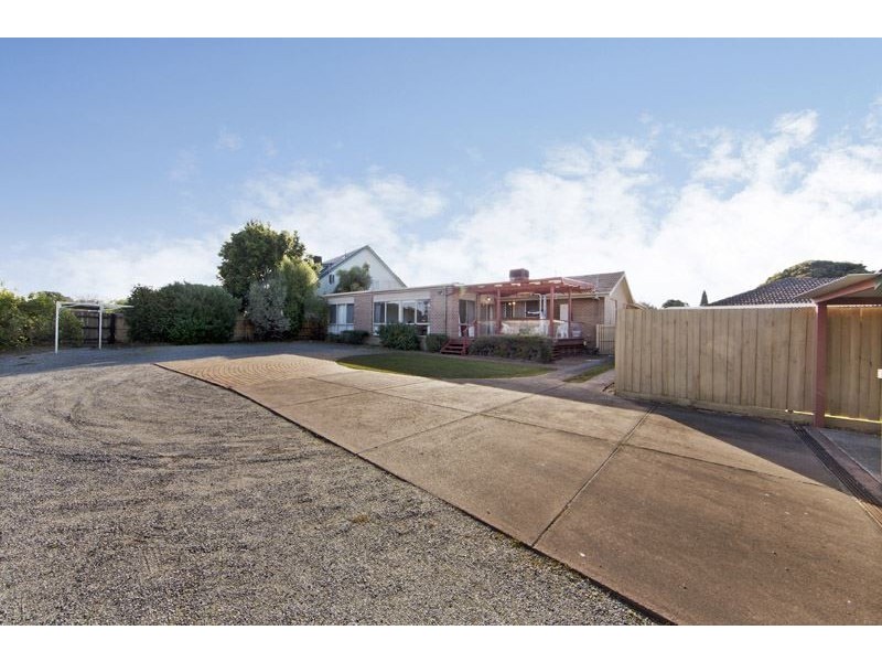 8 Whitehaven Crescent, Mulgrave VIC 3170