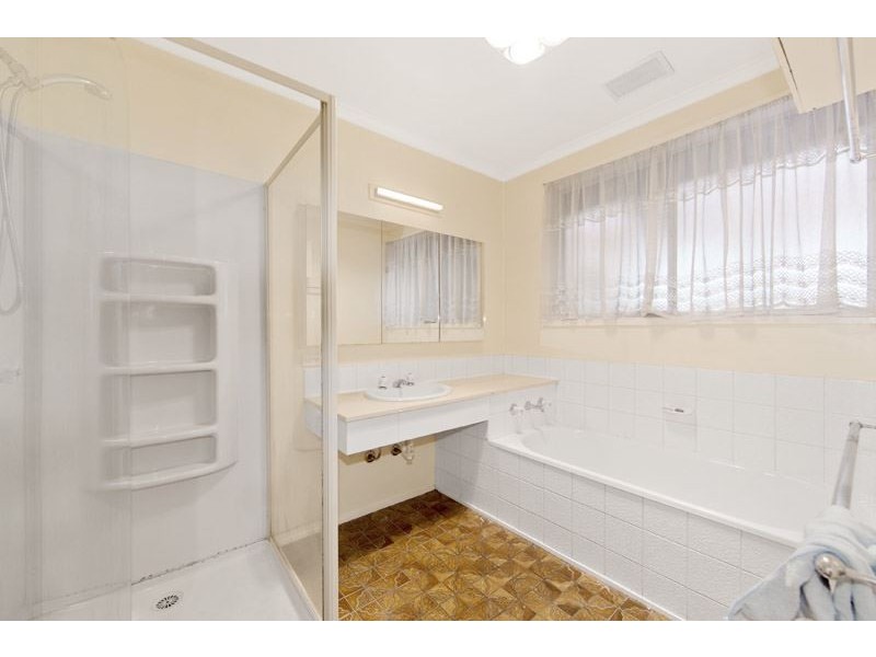 8 Whitehaven Crescent, Mulgrave VIC 3170