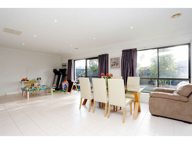 3 Artesian Place, Waterways VIC 3195