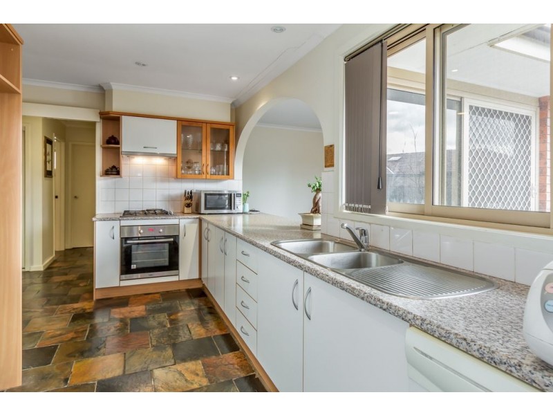 2 Cairn Grove, Glen Waverley VIC 3150