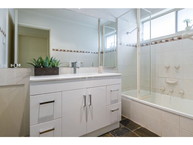 2 Cairn Grove, Glen Waverley VIC 3150